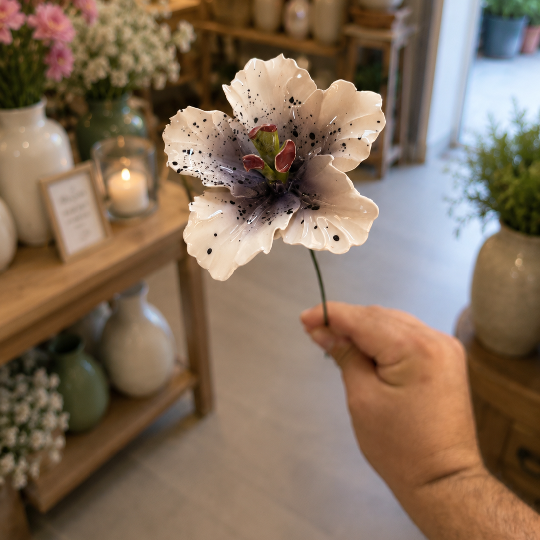 Hellebore su stelo in ceramica