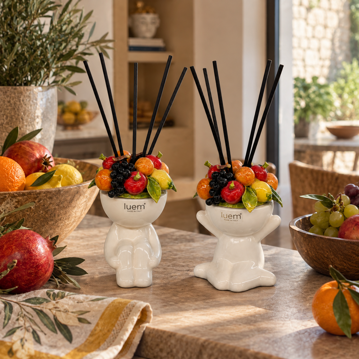 Naturini con decorazione di frutta mista ambientati